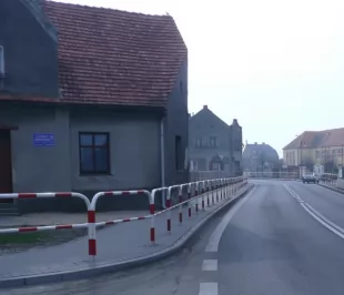 Bariera chodnikowa U-12a z porzeczką | do wkopania, wbetonowania, biało-czerwona